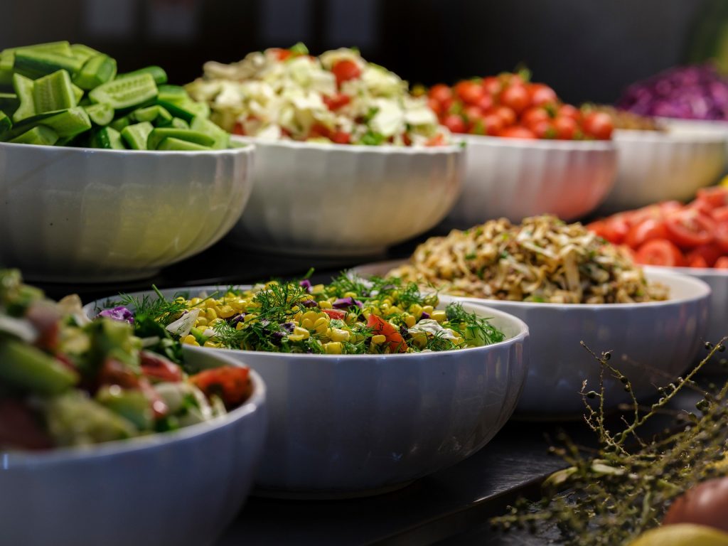 Ensaladas Completas que Sacian de Verdad: 8 Recetas que Sí Llenan